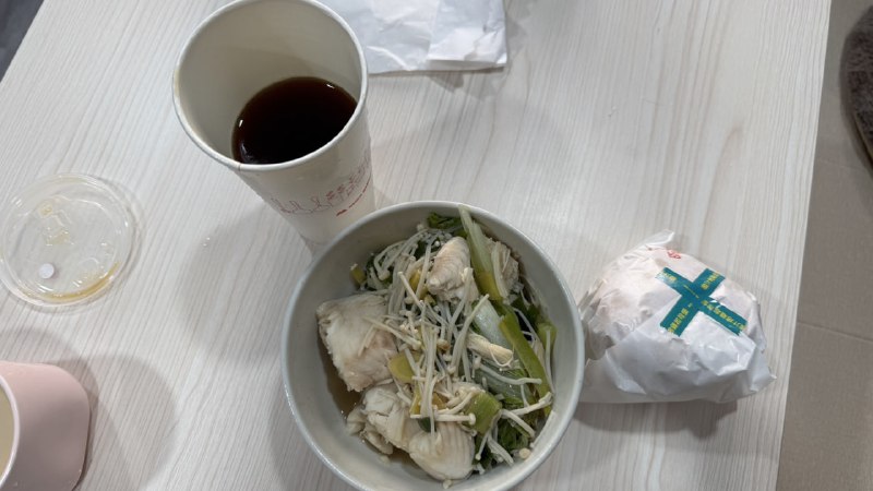 我這拍照視角好傻逼，但這是我剛剛的午餐清蒸鯛魚用的米酒跟金針菇還有一些菜 + 摩斯的起士雞肉堡